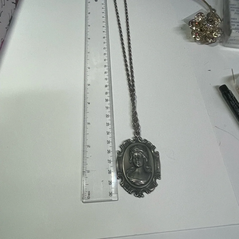 Vintage Silver Cameo Necklace with Ornate Frame - Picture 3 of 3